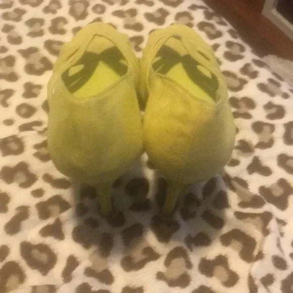 Shoes - Picture 2 of 8